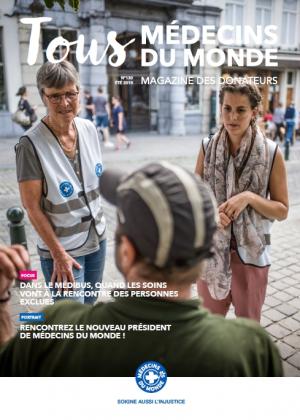 Couverture du journal des donateurs de Médecins du Monde de l'été 2018 - deux travailleuses de Médecins du Monde font face à une personne assise par terre, dans les rues de Bruxelles.